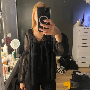Fest blus  - Super snygg fest blus som går att byta ha knytt och öppen. Använd sparsamt. Köpte för 350💕