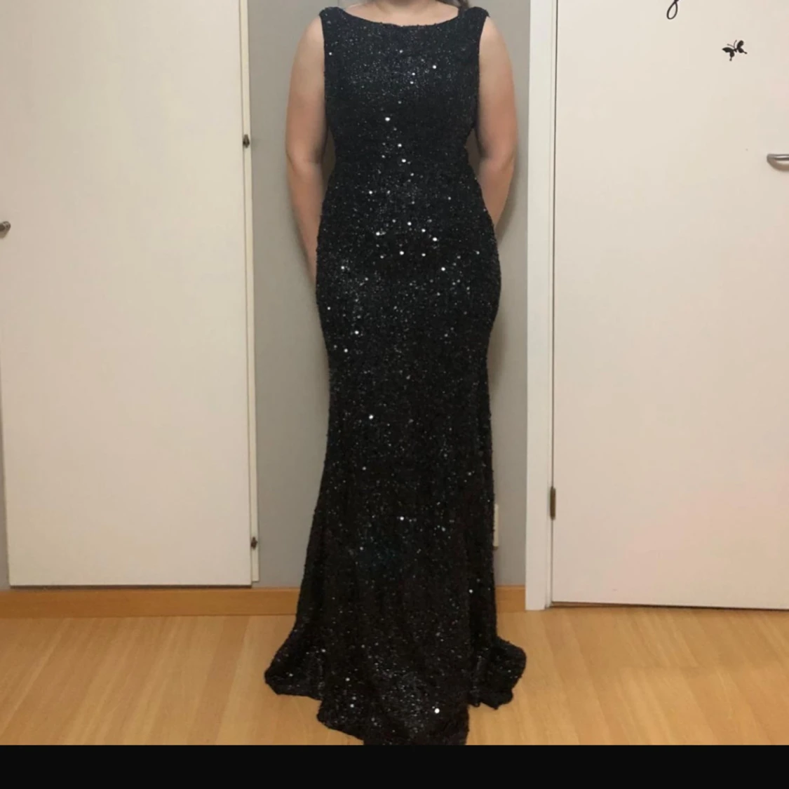 Svart glittrig långklänning - 4