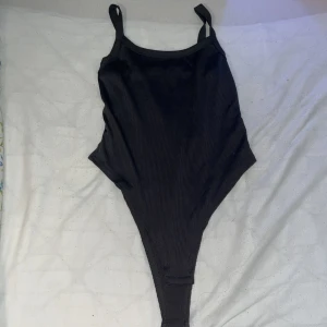 Mörk grå ribbad body  - Snygg mörk grå body med ribbad struktur. Använd kanske 2 gånger 