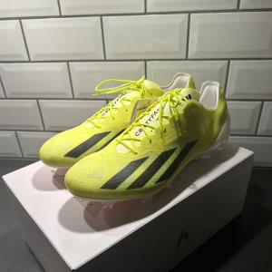 Adidas Fotbollskor  - Säljer ett par ”ADIDAS X CRAZYFAST + FG SOLAR ENERGY - GUL/SVART/VIT” då de inte kommer till användning!  Aldrig använda! Storlek 43⅓ Pris: 2300