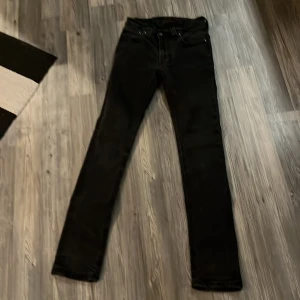Nudie jeans w28 - Säljer ett par nudie jeans för att de passar inte längre modellen heter thin finn och är skinny w28 L32 men pasar som w27 inga slitningar ser helt nya ut
