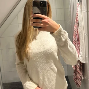 Vit stickad tröja  - Säljer denna fina stickade tröja från vila, lite nopprig men annars i bra skick!!💕💕