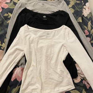Top/tröja - Säljer 3 långärmade tröjor som alla är i storlek L men sitter som S/M. Säljer alla tillsammans för 70kr. Bra skick förutom ett litet hål på den svarta toppens ena ärm vilket syns på den sista bilden. 💕💕