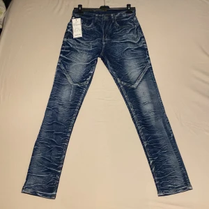 Blå jeansbyxor - Snygga blå jeansbyxor med en modern tvättad look. De har en klassisk femficksdesign och är perfekta för en avslappnad stil. Byxorna har en dragkedja och knapp framtill. Jeansen är helt oanvända och säljs pågrund av att de var alldeles för små. Storleken på dessa byxor är M eller 29 som man använder i Kina men jag skulle rekommendera dessa jeans till någon med storlek S. Hör av er för mer info eller eventuella funderingar! 