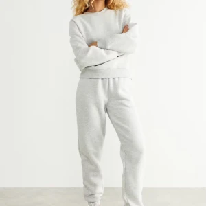 Grå mjukisbyxor - Säljer ett par grå mjukisbyxor i bekvämt material. De har elastisk midja och muddar vid bensluten för en avslappnad passform. Perfekta för en chill dag hemma eller en snabb tur till affären.