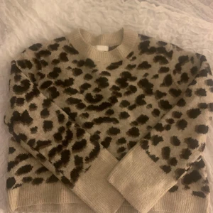 Beige leopardmönstrad stickad tröja - Säljer en snygg leopard tröja som aldrig kommit till användning ❤️ är i super bra skick och är som ny ❤️