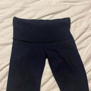 Svarta leggings från Gina Tricot - Snygga svarta leggings från Gina Tricot med en bred ribbad midja som man viker över. 