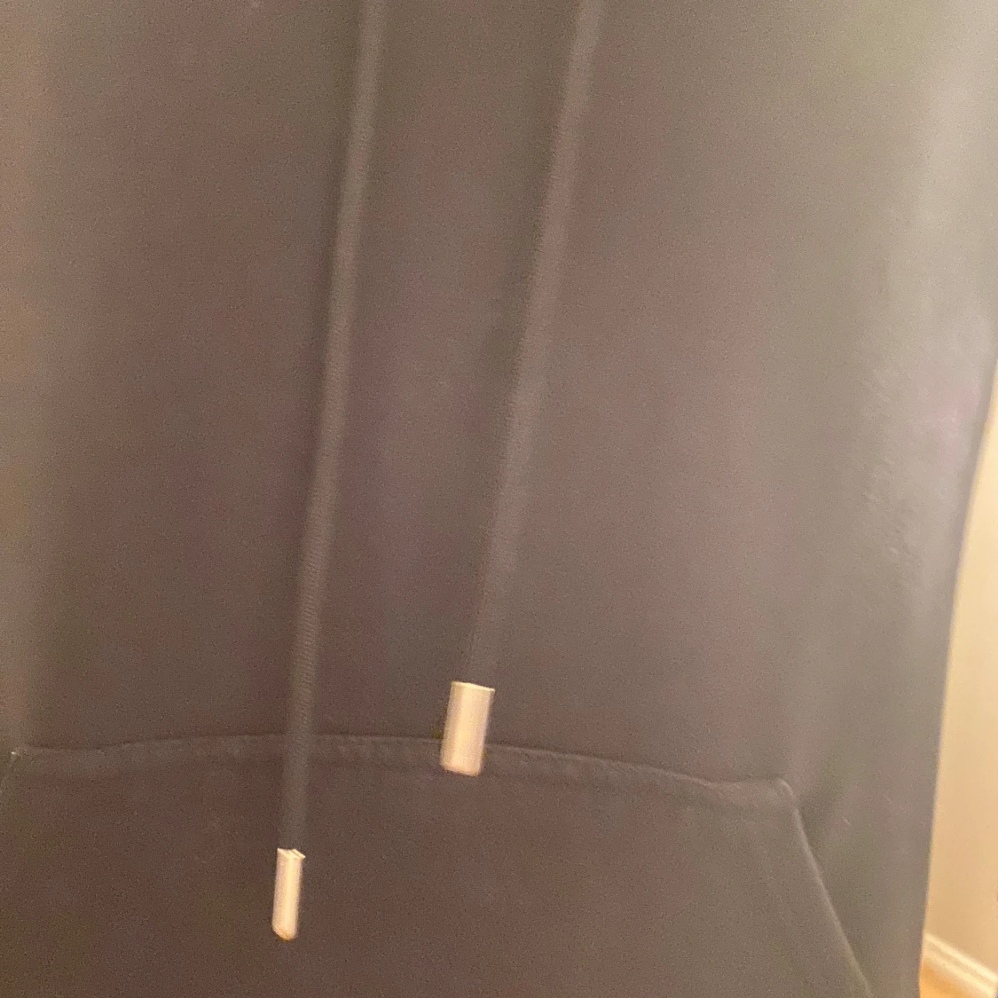 Svart hoodie med ficka - 90