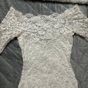 Spetsbody - Vit offshoulder body i spets. Fint skick!