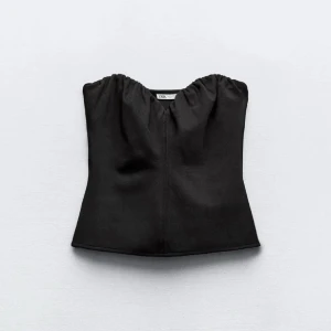 Svart tubtopp från Zara - Snygg svart topp från Zara, jätte fin detaljer, endast använd fåtal gånger💗(intressekoll) så skriv innan ni köper