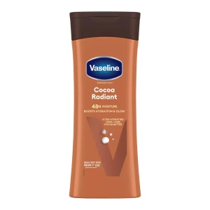 VaselineCocoa Radiant Hudlotion 200 ml - Vaseline Cocoa Radiant body lotion med ren kakaosmör för intensiv återfuktning och naturlig lyster. Flaskan är brun med ett brunt lock och innehåller 200 ml. Perfekt för torr hud utan att kännas fet. Vet att första bilden inte matchar men det är samma produkt!