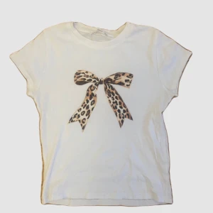 T shirt med leopard rosett - T shirt med leopard rosett köpt på stradivarius i xs, pris kan diskuteras🤍🐆