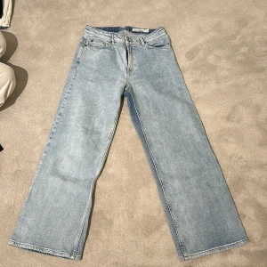 Ljusblå jeans från Carin Wester - Snygga ljusblå jeans från Carin Wester med en klassisk femficksdesign. De har en rak passform och är perfekta för en avslappnad stil. Jeansen har en knappgylf och är tillverkade i ett slitstarkt denimtyg.