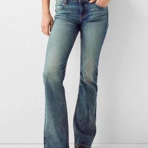 Blå bootcut jeans  - Snygga blå bootcut jeans med klassisk femficksdesign. Perfekta för en avslappnad stil med en touch av retro. De har en bekväm passform och är tillverkade i slitstarkt denim. Köptes i Milano i sommras och andvända fåtal gånger då dem är för små! Modellen är liten i storlek!