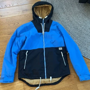 Skid/snowboardjacka från CLWR - Blå-svart jacka från Colourwear. Storlek S