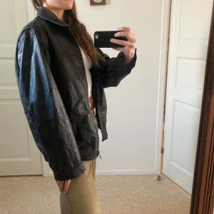 Brun läderjacka vintagelook - Brun läderjacka, nyskick men vintagelook. Äkta läder. Snygg att bära oversize. Köpt för ett par månader sen för 3500, säljer för 1250. Bjuder på frakten vid snabb affär 
