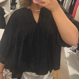 Svart blus - Aldrig använd blus, sitter jättefint och har trekvartsärmar❤️Storlek S och sitter som S!! Från ginatricot, köptes för nästan 400kr❤️