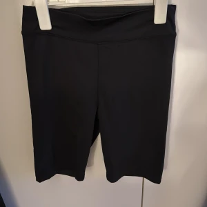 Svarta cykelshorts från Bik Bok💕💕 - Snygga svarta cykelshorts från Bik Bok. Perfekta för träning eller en avslappnad stil. Gjorda i ett stretchigt material för extra komfort. 