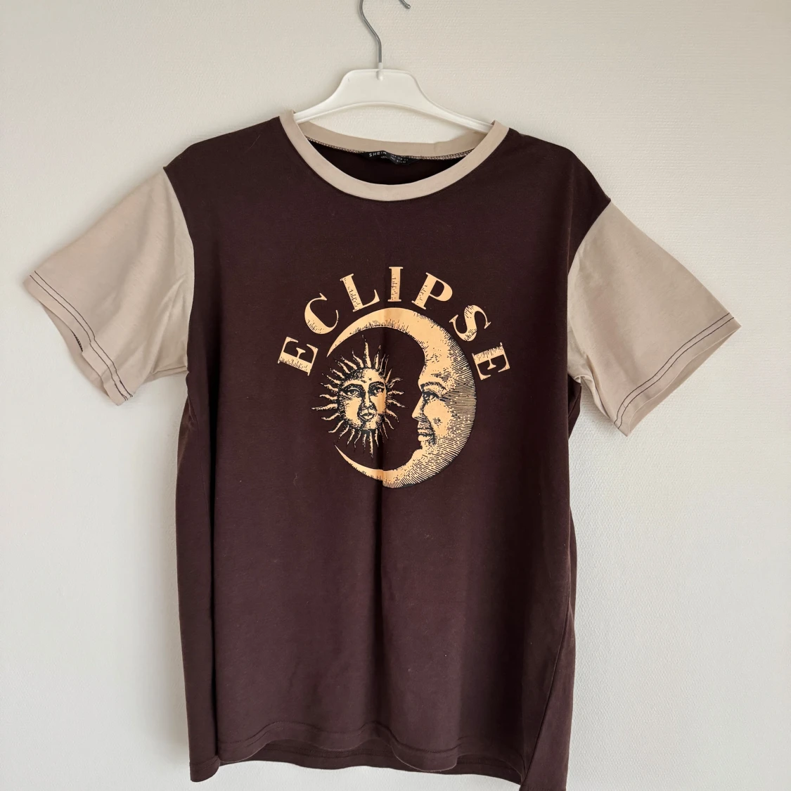 Brun och beige t-shirt med Eclipse-tryck