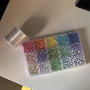 Pärlor, snöre - Massa fina pärlor i olika färger!