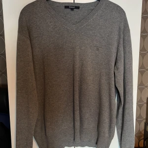 Gant tröja - Tjockare Gant tröja som är perfekt nu till våren/sommaren. Den har färgen grå och har inga defekter. Det är stl L. Hör av dig vid frågor! Priset är inte hugget i sten