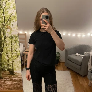 Svart t-shirt från NA-KD - Säljer en klassisk svart t-shirt från NA-KD i storlek S. Perfekt basplagg med korta ärmar och rund hals. Tillverkad i ett mjukt och bekvämt material.