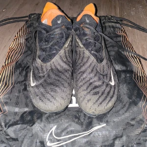 Nike Phantom Gx FG/AG fotbollsskor - Fina fotbollsskor som jag Inte har haft så länge. Det är bra skick på de och nypris ligger på 2000kr