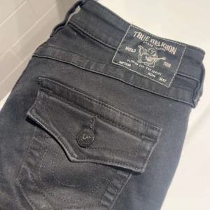 Svarta jeans från True Religion - Säljer eller byter dessa svarta true religion jeans. Använda några gånger i väldigt fint skick! Vill byta mot en storlek mindre och helst i ljusblå🤍🤍