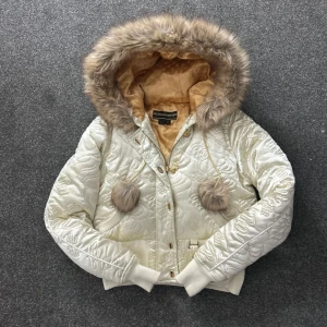 2000s mcbling fur rocawear jacka - ✰*฿✩‧₊˚ läs gärna köpvillkoren &  beskrivningen innan - INGA PRISFÖRSLAG! DEN ÄR RARE  jättetjock vinterjacka från märket rocawear, är i jättefint skick & skulle uppskattas som en storlek S/M 🫶 den är otroligt sällsynt. skickar inga bilder på men kan alltid skicka mått 🫶 skriv vid frågor