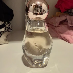 Cosmic by kylie jenner 30 ml  - Cosmic by Kylie jenner, ursprungligen 30 ml men mängd enligt bild. Säljs med original box! 