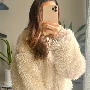 Beige fluffig jacka från Gina Tricot - Mysig beige pälsjacka från Gina Tricot. Så fin och skön och är helt ny.🐻✨🤍