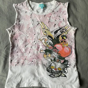 Ed hardy likt linne - Coolt funky linne som liknar ed hardy! Köpt andra hand, så lite använd. Framsidan har fint tryck med gemstones, och baksidan är vit. (lite skrynkliga bilder) Skriv om övriga frågor💕