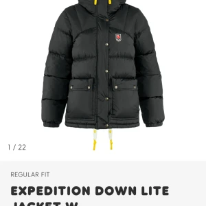 Fjällräven expedition down lite jacka - Säljer en svart Expedition Down Lite Jacket från Fjällräven.  Använd en säsong och i nyskick, några små sminkfläckar men syns inte ens på bild. Storlek S och nypris 6999❤️