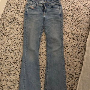 Blå bootcut jeans från Diesel - Snygga blå bootcut jeans från Diesel! Väldigt fint skick, endast andvända fåtal gånger. St 25