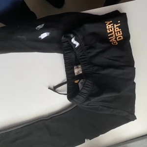 Gallery Dept pants  - Säljer helt oanvänd gallery dept byxor med bästa kvalitet, storlek M, dm för mer bilder