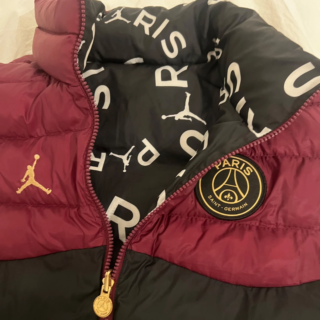 Svart och vinröd dunväst från Jordan x PSG - 90