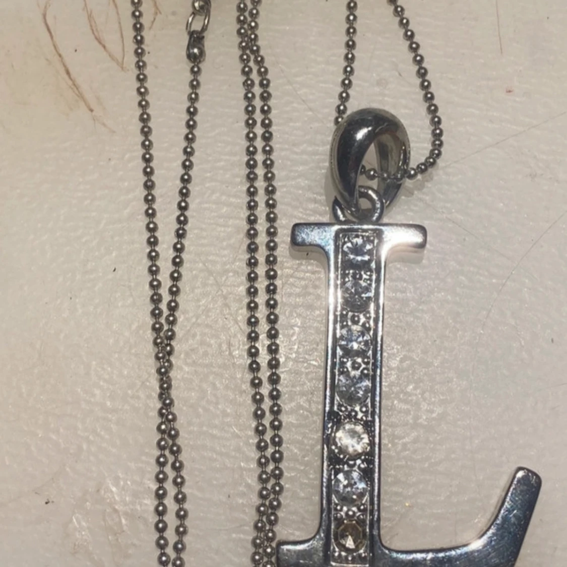 Silverfärgat halsband med bokstaven L - 91