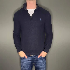 Ralph Lauren tröja - Hej säljer nu min fina Ralph Lauren Pima Cotton halfzip i storlek M men sitter som S. Den är i bra skick förutom ett ytterst litet hål bild 2/3, tröjan kommer vara otroligt snygg i höst/vinter. Nypris cirka 2200kr! Vi kommer att sälja liknande produkter nu närmare vinter så glöm inte följa profilen!🌊🍾
