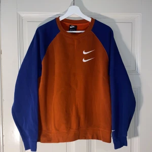 Nike sweatshirt - En cool orange och blå sweatshirt från Nike.