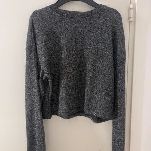 Glittrig tröja från H&M  - Snygg glittrig tröja från H&M i storlek XS. Passar perfekt till fest eller tillställningar. Använd fåtal gånger. Säljer på grund av att den inte kommer till användning. Skriv vid frågor!  