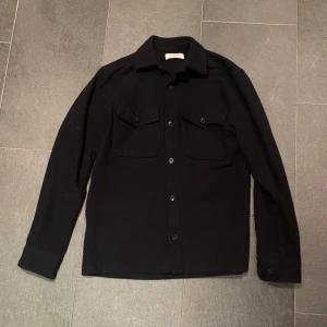 Svart overshirt - 8/10 skick | skriv för bud elr funderingar