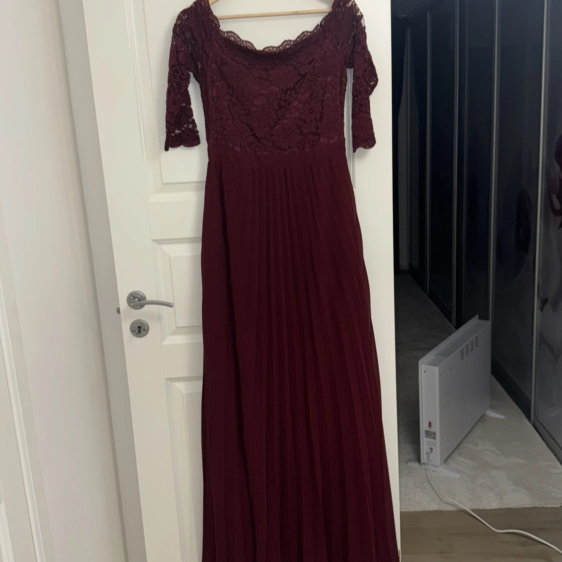Vinröd spetsklänning - 90