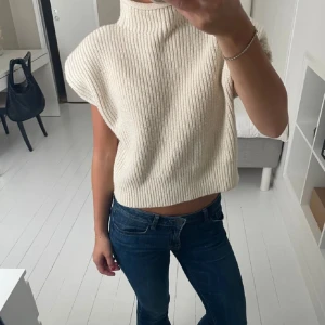 zara tröja  - sjukt snygg tröja från zara, köpt för längesedan. ärmarna är insydda så att dem ska vara som på bilden❤️❤️❤️❤️