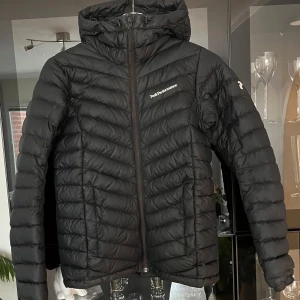 Svart dunjacka från Peak Performance - En svart dunjacka från Peak Performance. Priset går att diskutera vid en snabb affär!💗