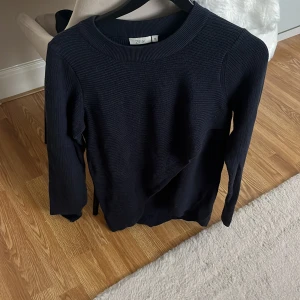 Mörkblå stickad tröja omlott - Jättesöt stickad tröja som går lite omlott fram💓står att det är en M men sitter mer som en S, skulle passa allt från XS-S/M. Köpt i någon liten butik på Öland 