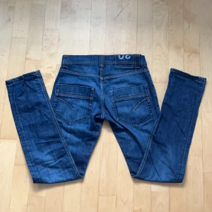 Mörkblå dondup jeans - Tjena, Säljer nu ett par snygga dondup jeans med en fräsch mörkblå färg. Storleken på jeansen är w30 sitter lite tajt i midjan. Priset är ej hugget i sten. Skriv gärna vid minsta lilla fundering