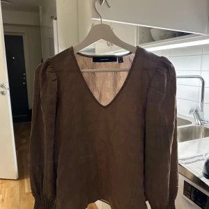 Beige/brun blus - Blus från vero Moda som inte är använd. 