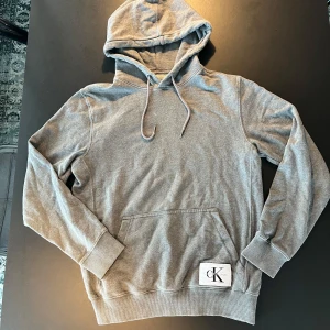 Hoodie - Calvin klein hoodie i storlek M slim fit. Är i bra skicka inga defekter på.                                        Hör av er vid frågor, funderingar eller prisförslag!