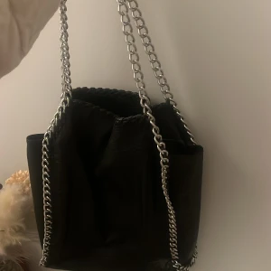 Väska med silverskedja - Fina handväska som inte kommer till användning längre ✨