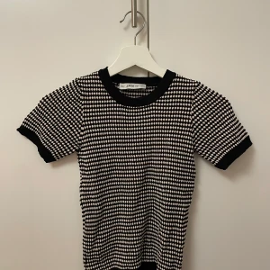 Zara topp - Så fin topp från zara. Storlek S. Mycket fint skick. Svart/vit/röd.